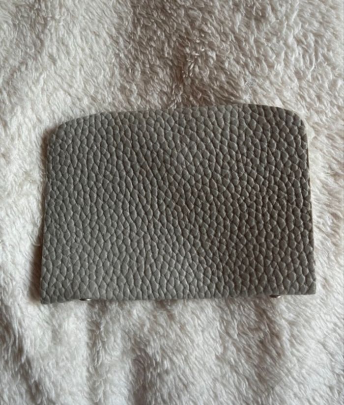 Sac à main gris avec son porte carte en très bon état - photo numéro 3