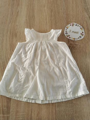 Robe blanche en coton 3 mois petit bateau en très bon état