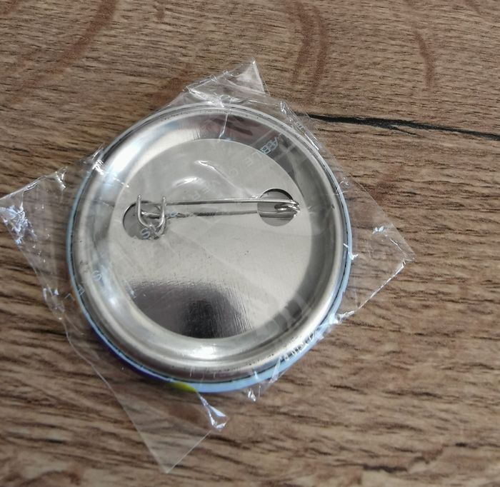 Broche ronde colorée neuve SNCF - photo numéro 2