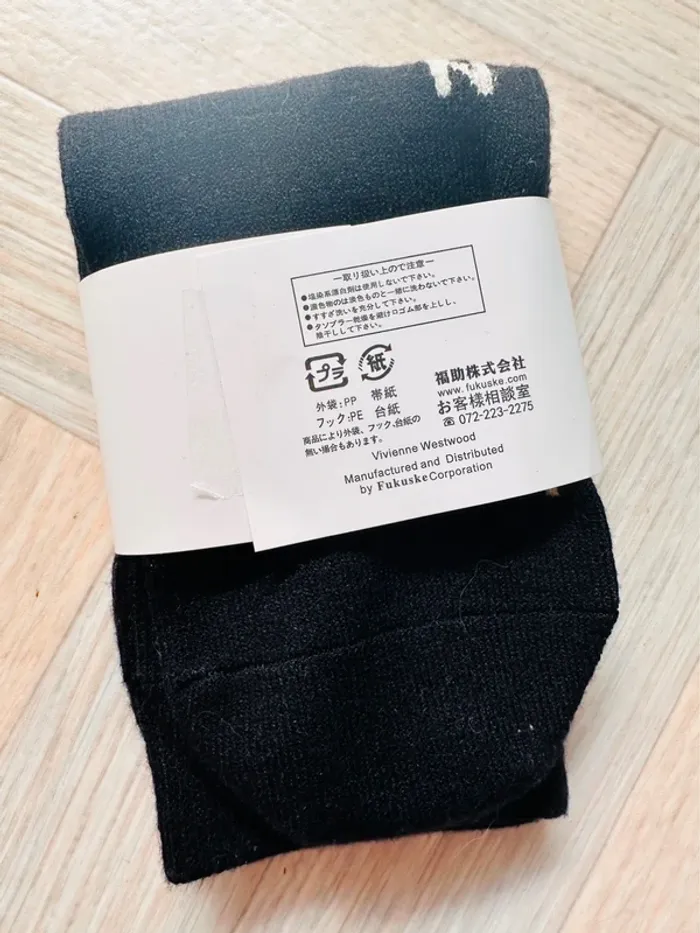 🇯🇵 Achetées au Japon – Chaussettes Vivienne Westwood noires à motifs lettres & orbite bleue - photo numéro 2