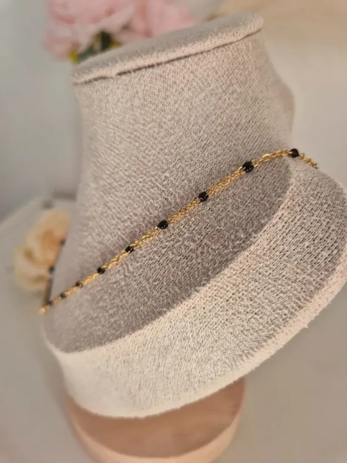 Collier style gigi dorée en acier inoxydable
🌸 perles résines noires avec médaille croix - photo numéro 4