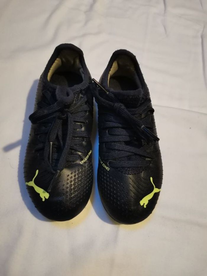Chaussures foot crampons puma 28