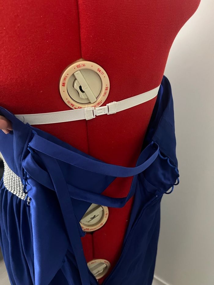 Robe bustier asymétrique bleu roi et argent - photo numéro 7