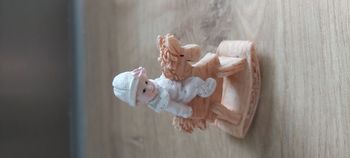 Enfant sur cheval a bascule