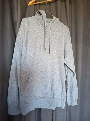 Sweat shirt. Fin . Marque Svrn code.