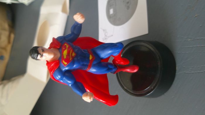 Figurine SUPERMAN  avec éclairage LED (PRODUIT NEUF) - photo numéro 8