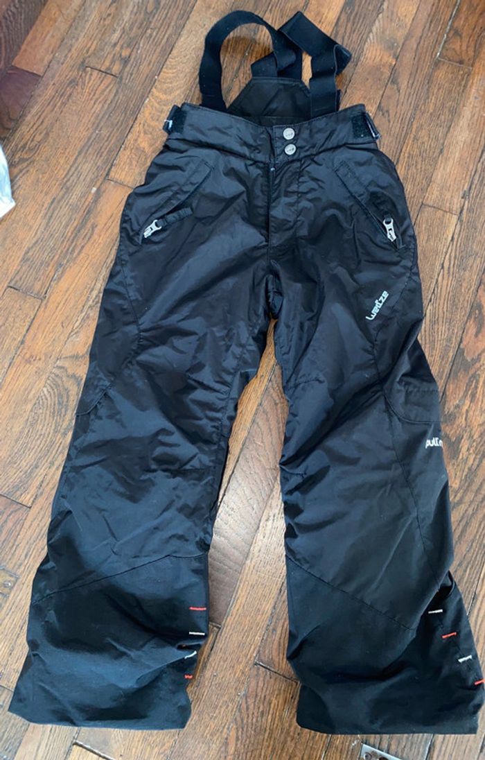 pantalon de ski Queshua  4 ans bon état mais abimé à l'intérieur en bas
