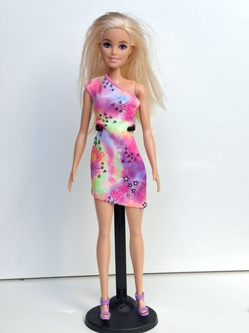 Poupée mattel Barbie Robe Printanière gvj96
Poupée et ensemble compris 