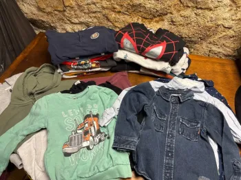 Lot pull /Tee shirt Taille 6 ans
