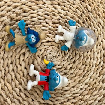 Lot de trois Schtroumpfs.