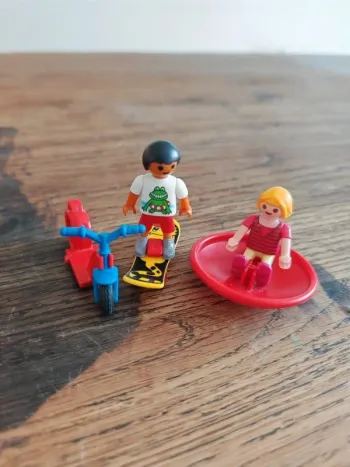 Enfants avec jouets 4764