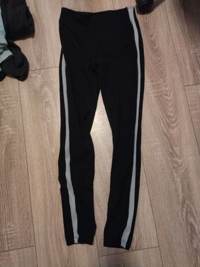 Legging noir à ligne blanche