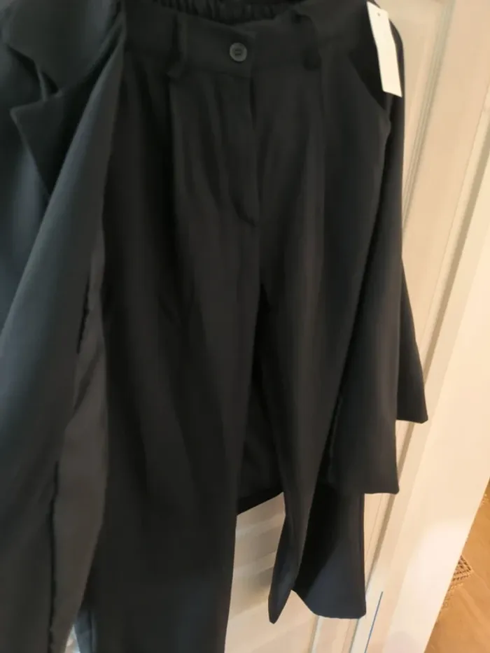 Tailleur pantalon noir s/m - photo numéro 2
