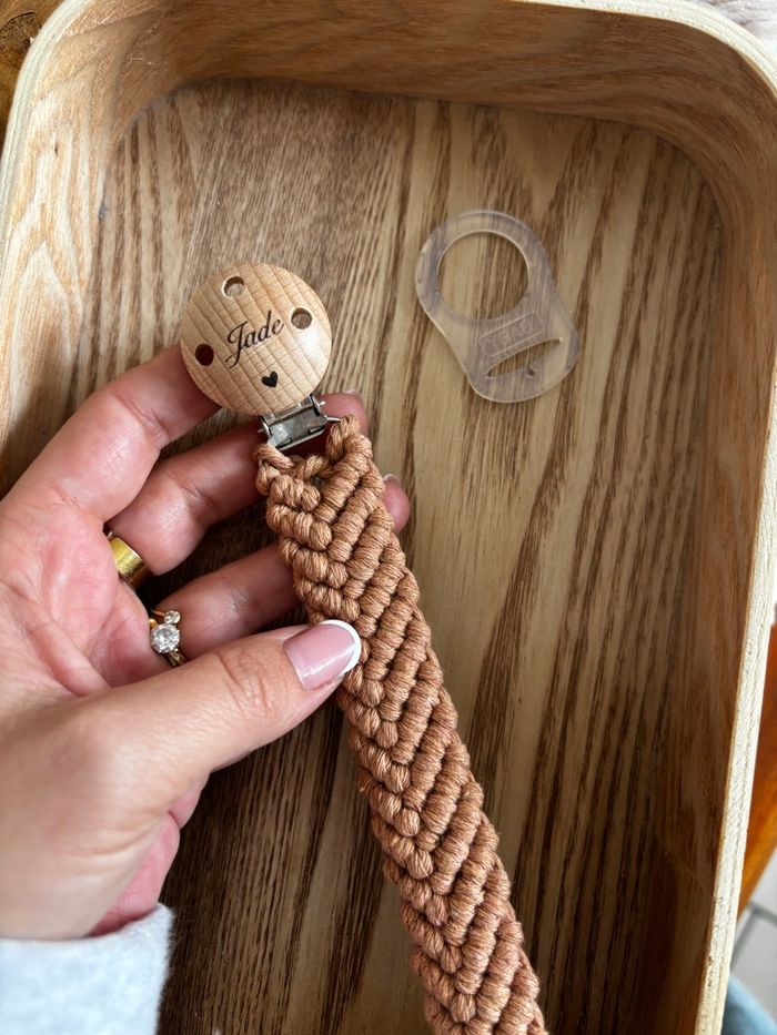 Attache, tétine personnalisée en macramé - photo numéro 3