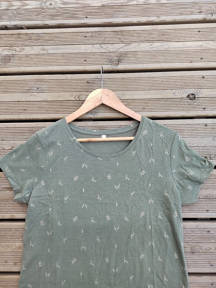 T-shirt Kaki motif fleurs– Taille 40/L – Très bon état - photo numéro 3