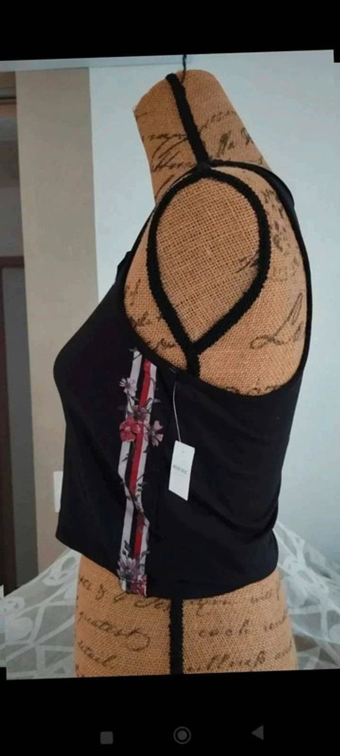 Débardeur top haut  noir  et fleurs  taille  m - photo numéro 2
