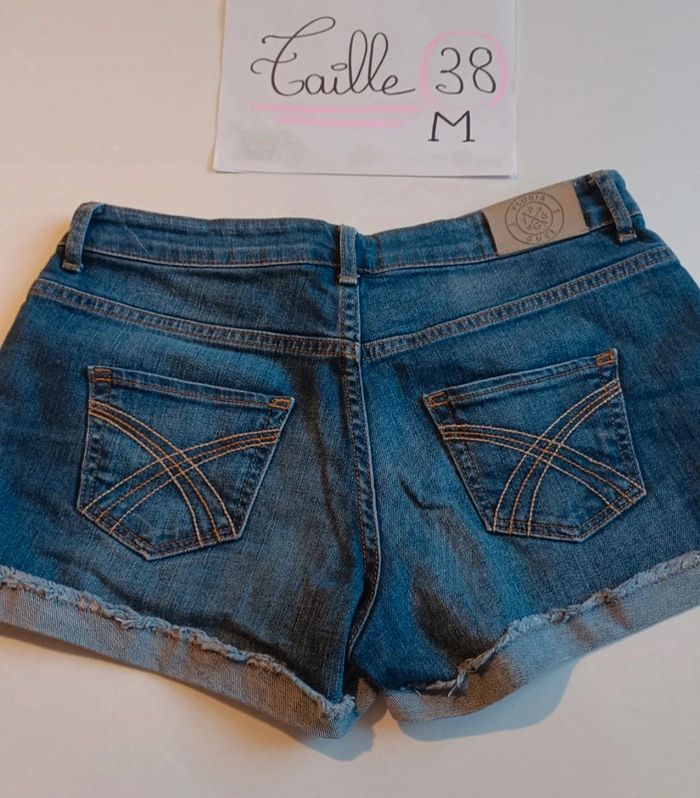 Short en jean taille M en très bon état - photo numéro 4