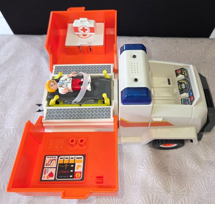 Ambulance playmobil - photo numéro 3