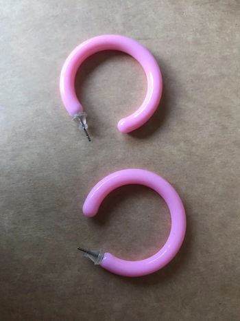 boucle d’oreille rose en plastique vintage anneau