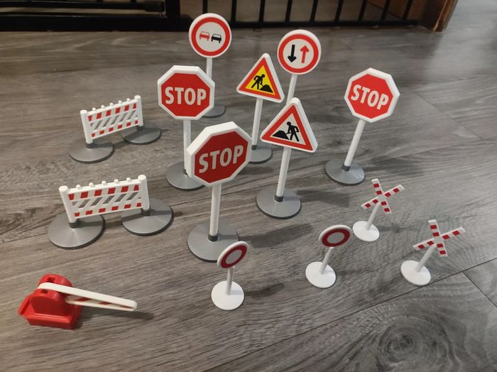 Lot de panneaux de signalisation