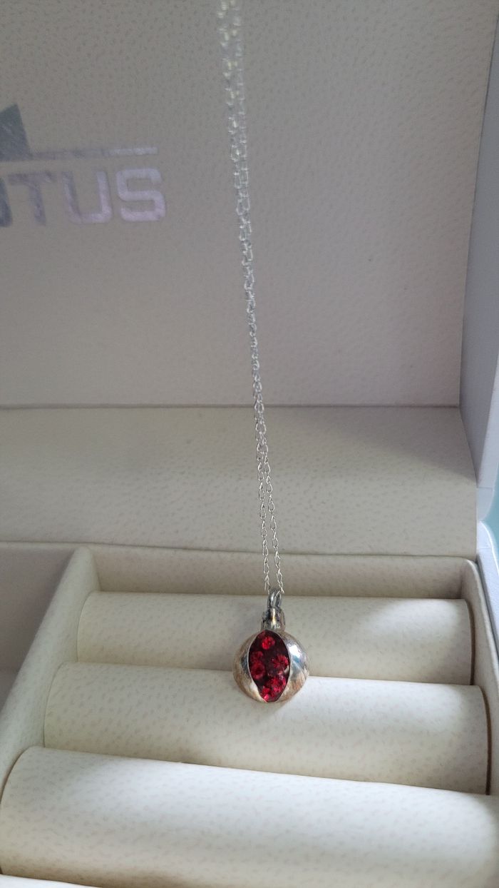 Collier avec une genade - photo numéro 3