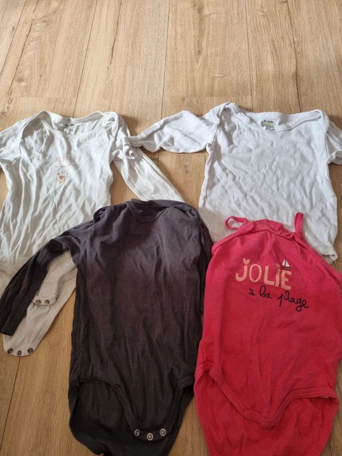 Lot de 4 bodies 24 mois