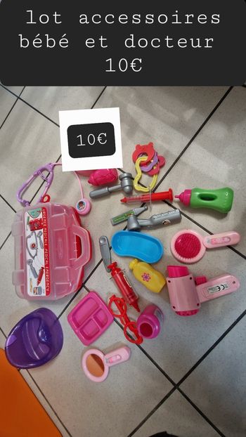 Lot mallette docteur et accessoires poupée