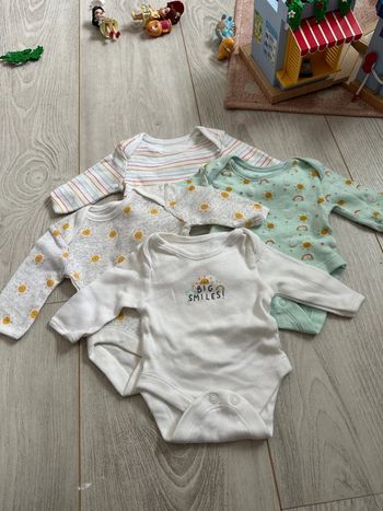 Lot de 4 bodies taille naissance bébé