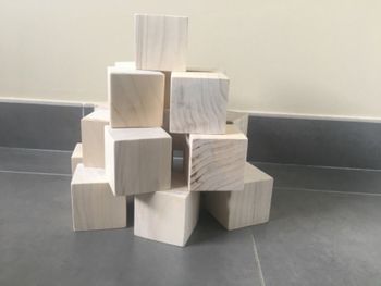 1 seul cube en bois naturel