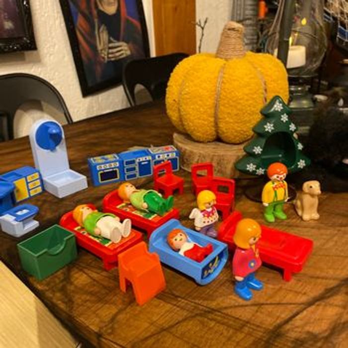 Lot 123 meubles et personnages