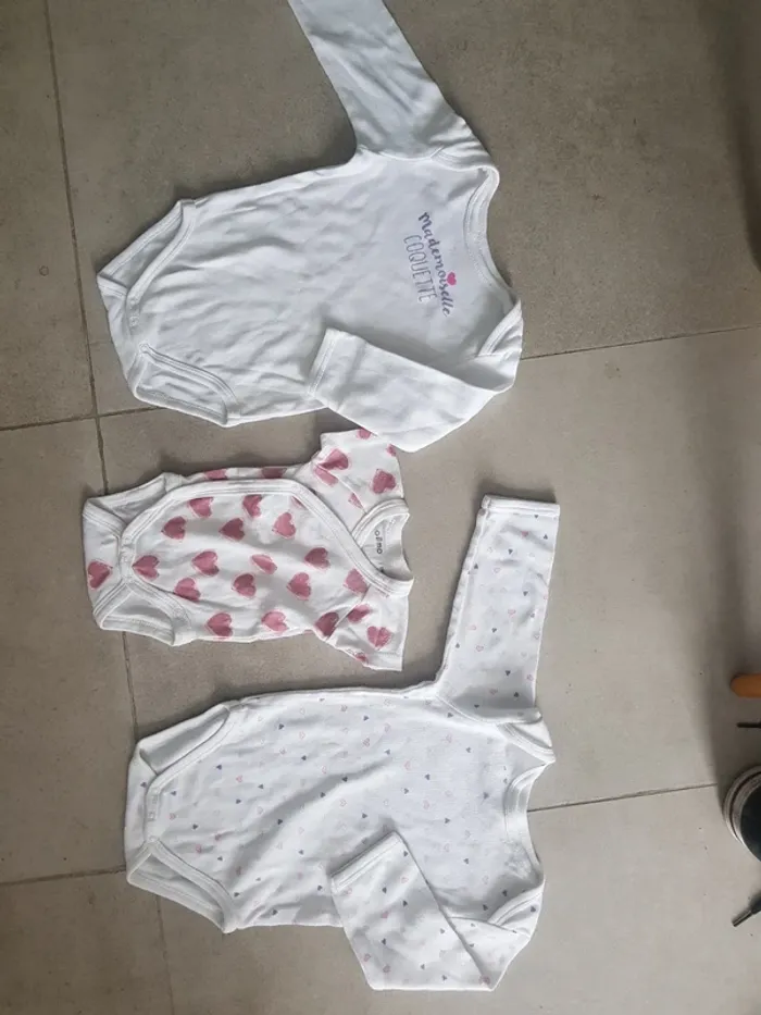Lot 2 bodies 12mois et 1 mois fille