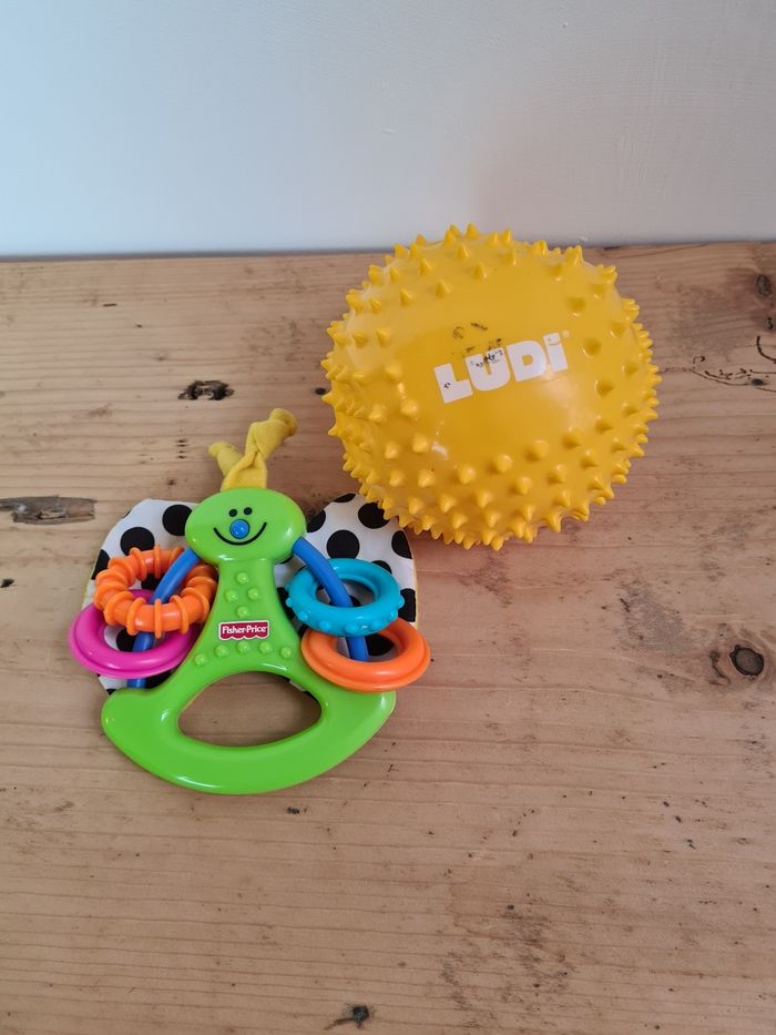 Lot 2 jouets d'éveil bébé balle sensorielle et hochet Fisherprice