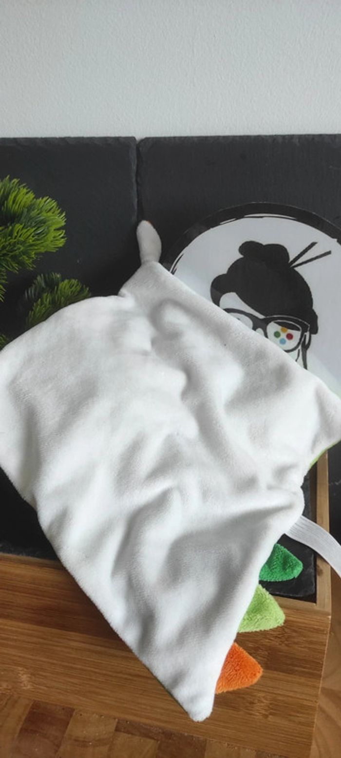 doudou dinosaure dragon vert blanc simba toys orange plat carré - photo numéro 2