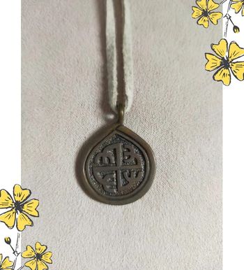 Collier vintage pendentif bronze – style symbolique gravé