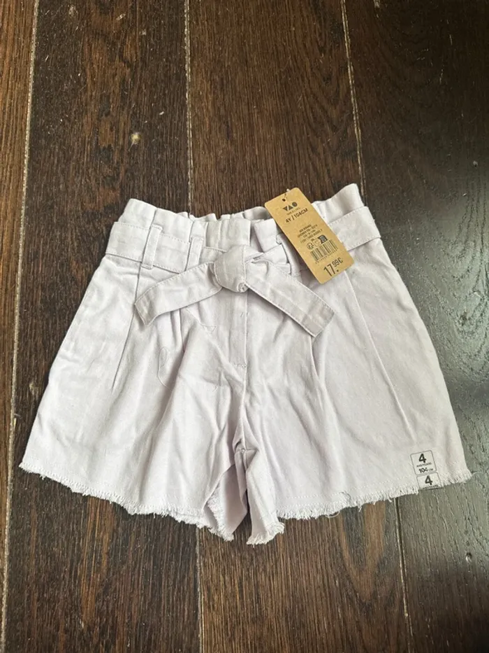 Short, tape-à-l’œil fille