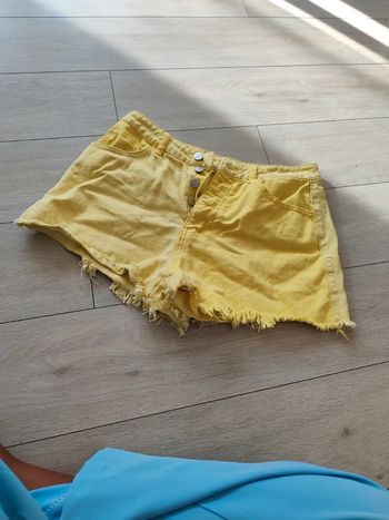 Short jaune