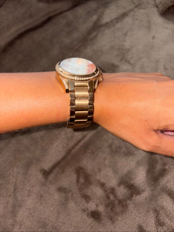 Montre Michael Kors rose doré en bon état - photo numéro 5