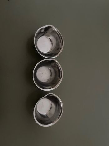 Lot de trois coupelles en acier