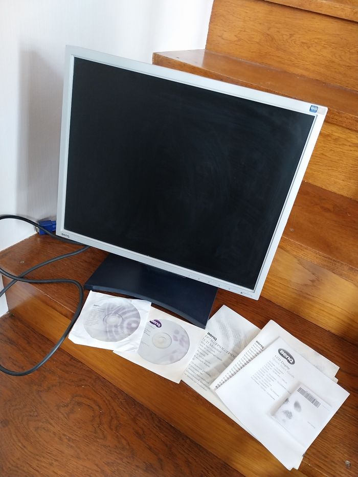 Écran, moniteur, câble et cd installation