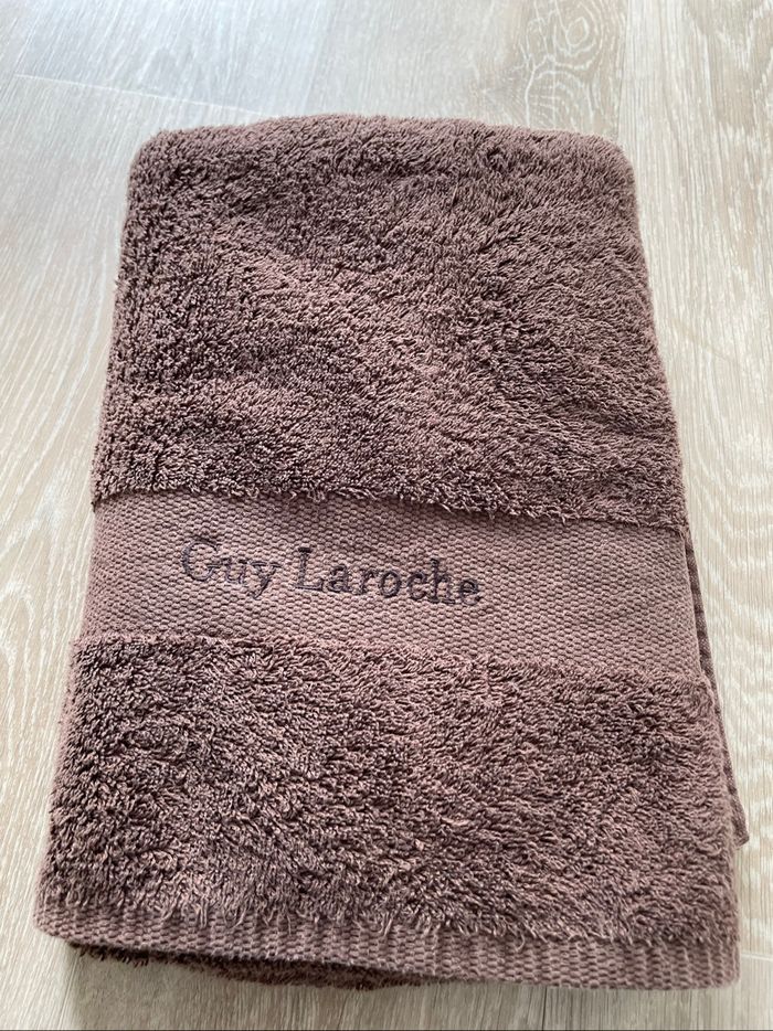 Drap de bain chocolat Guy Laroche excellent état lavé et repassé utilisé 1 fois comme neuve largeur 66 cm longueur 129 cm