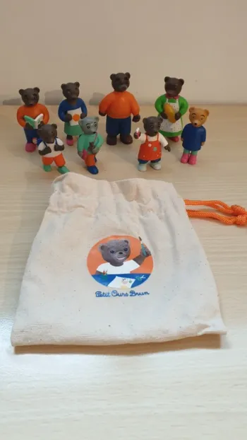 Lot petit ours brun dans son sac