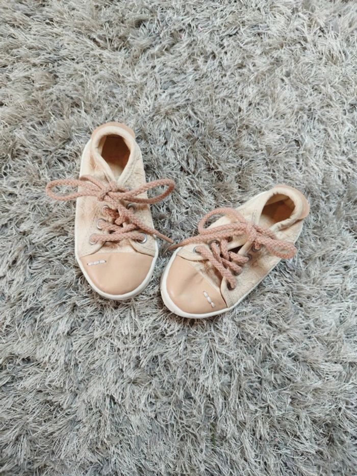 Jolie petite basket fille taille 19 Zara