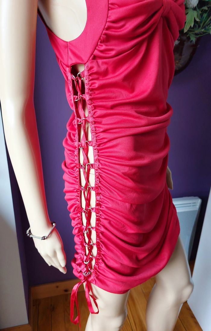Robe moulante rouge satiné & lacés au look sexy / Taille 40 L - photo numéro 2