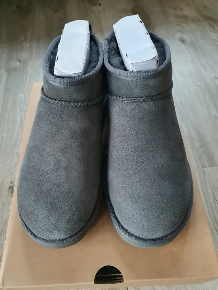 Ugg Classic Ultra Mini Bottes Gris taille 40 - photo numéro 2