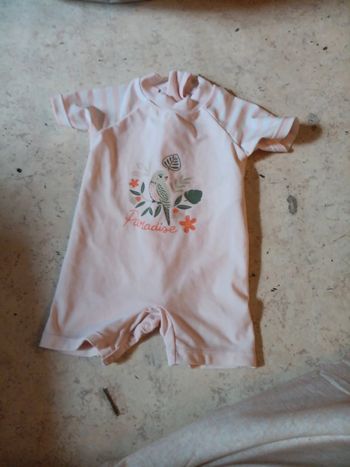 Combi  maillot de bain t.6mois a des taches pas de vinted go