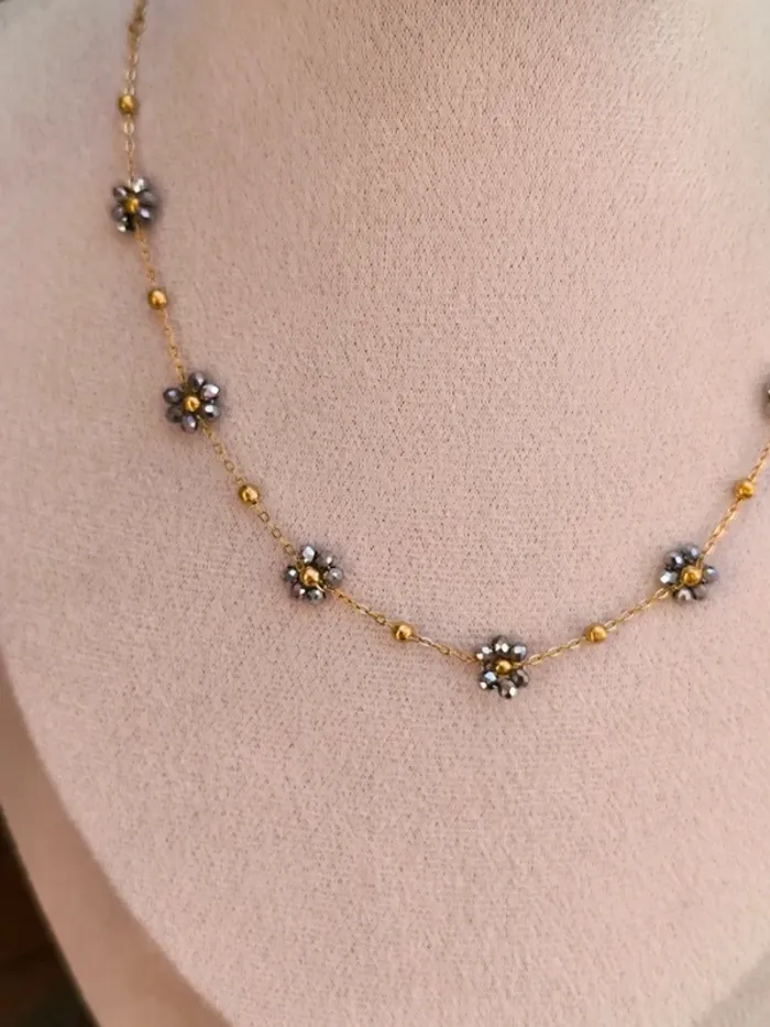 Collier doré avec fleurs marguerites argentées brillantes - photo numéro 5