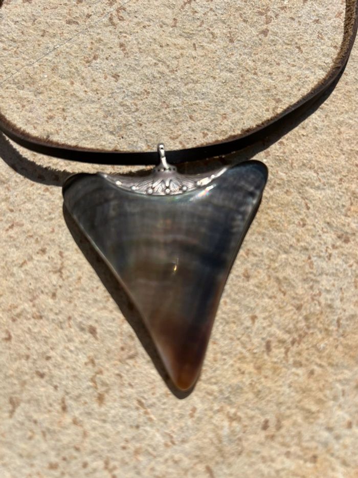 Pendentif raie manta nacre sur lacet cuir - photo numéro 2