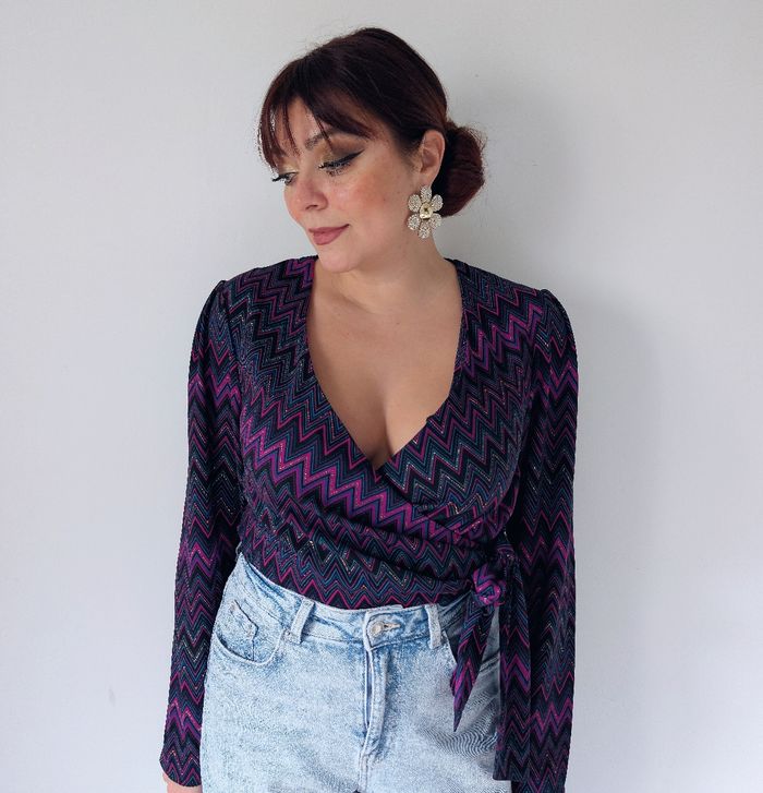 Blouse cache-cœur violet brillant tendance moderne Mosquitos Taille 40 L 
Très bon état - photo numéro 7