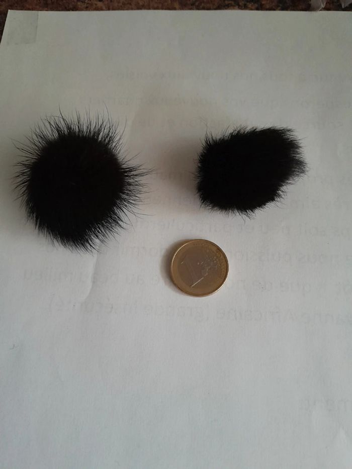 Magnifique duo de broches pompons anciennes