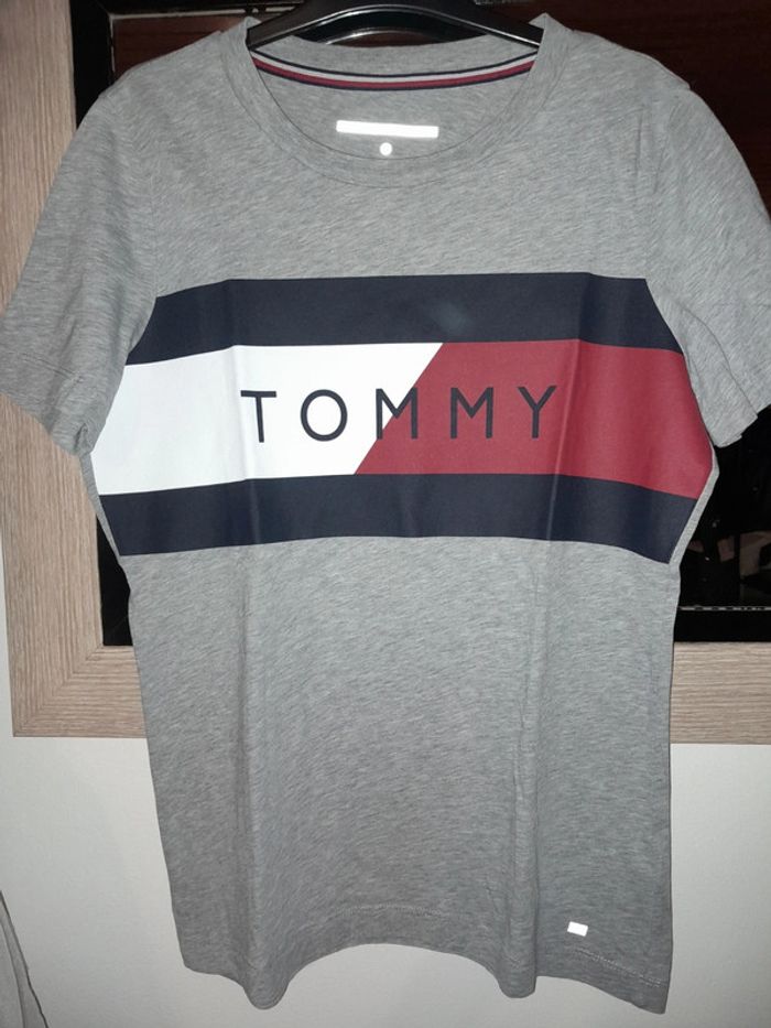 T-shirt tommy hilfiger xs 🚹